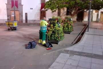  Limpieza retira decenas de toneladas de residuos de la Noche de San Juan en Telde/TA.